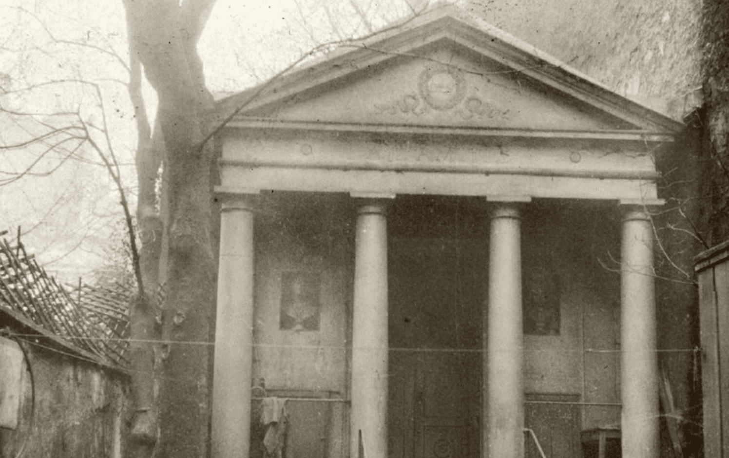 The Queen and her Temple, Paris