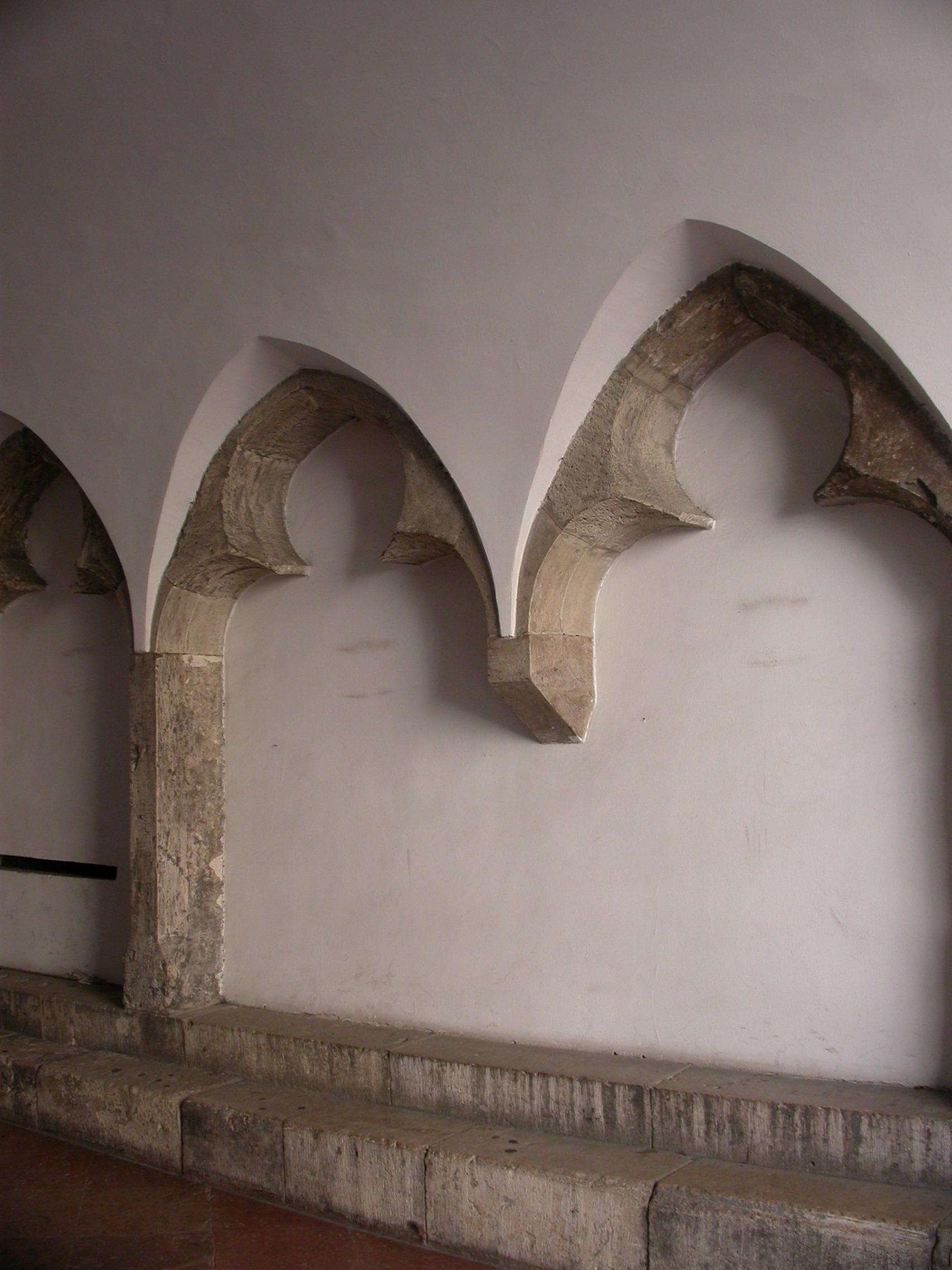 The Úri utca and its sitting niches