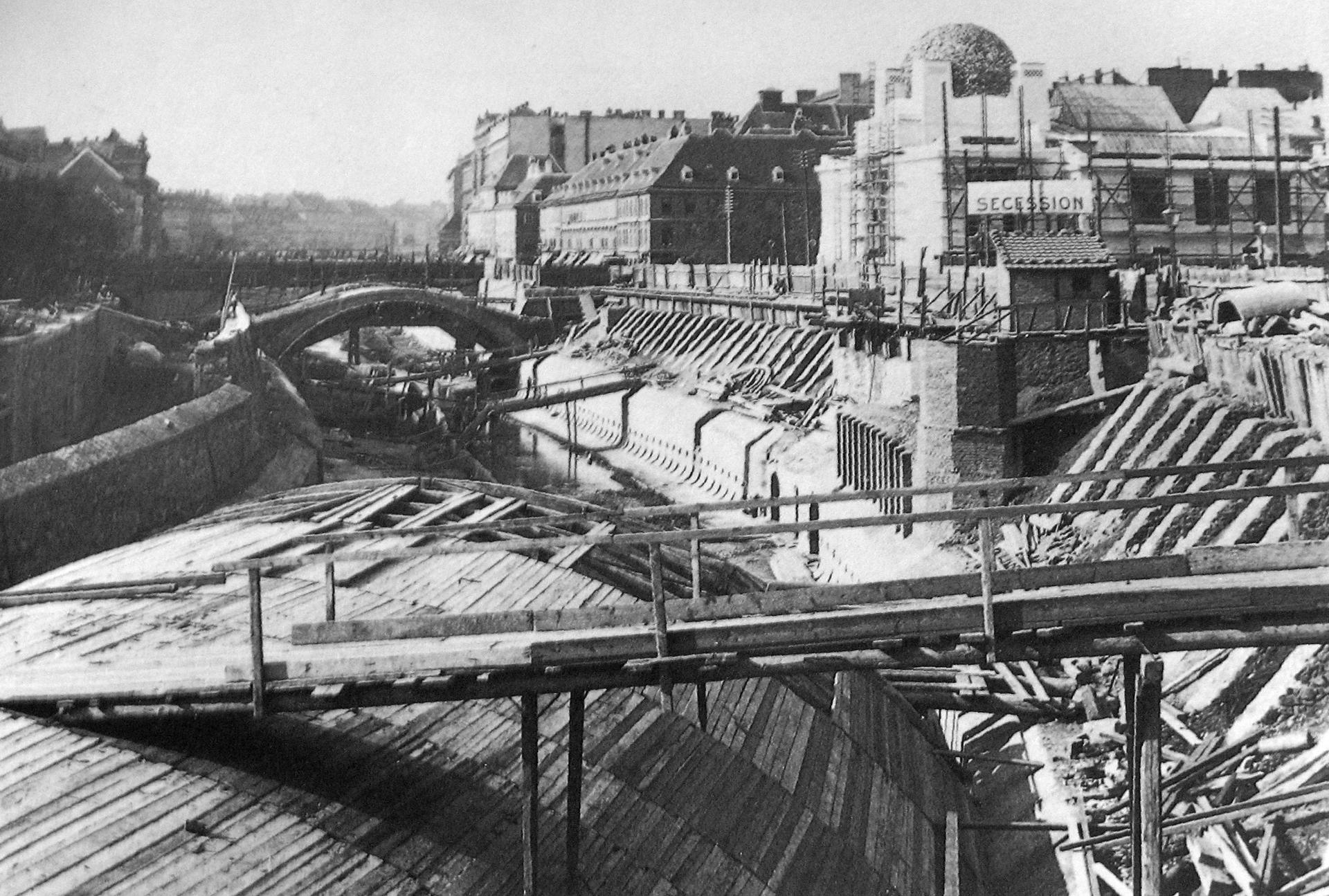 The river beneath the market