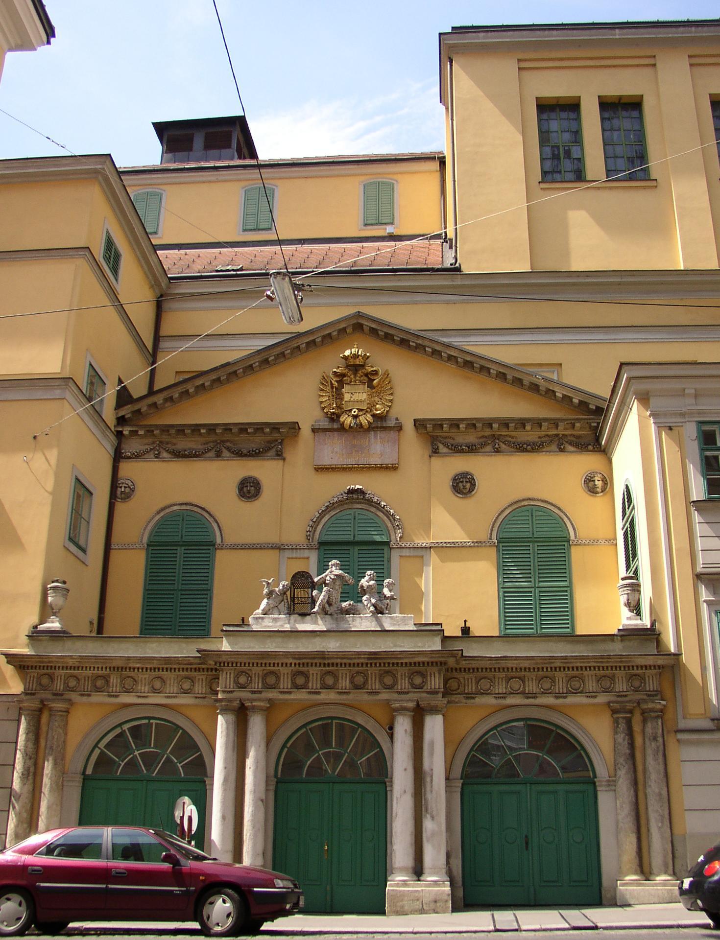 The birdcatcher above the gate