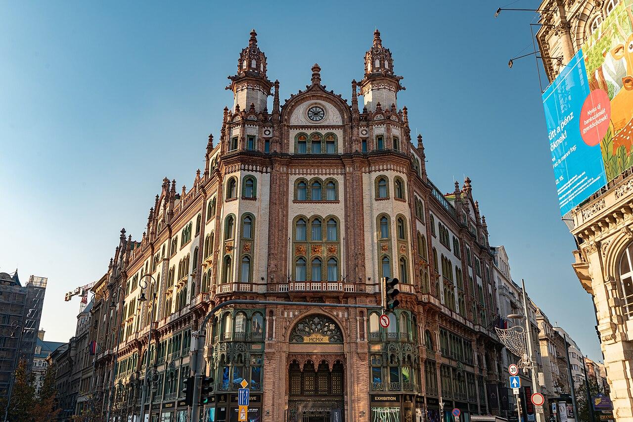 The Párisi udvar, an arcade under glass